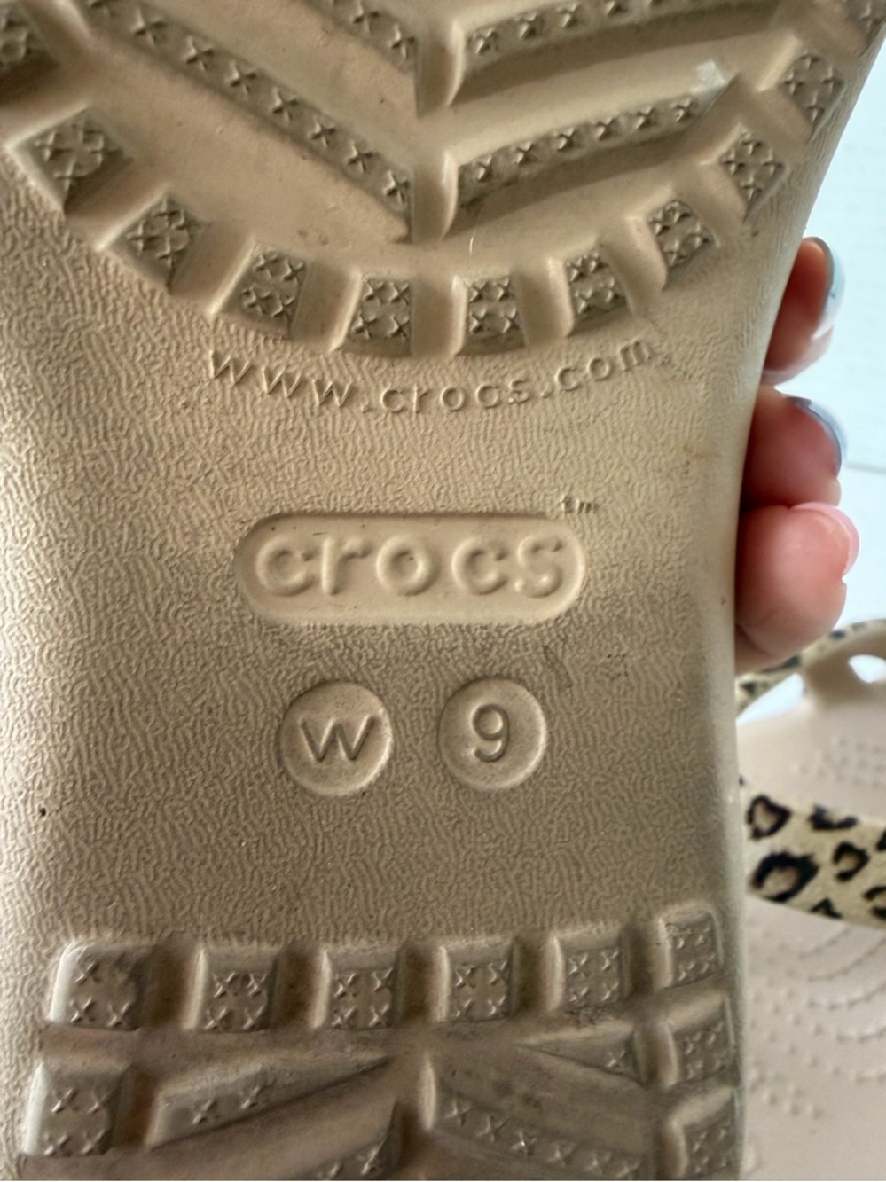 Crocs‎ Women's Kadee II Leopard Print Flip Flops - Picture 5 of 6